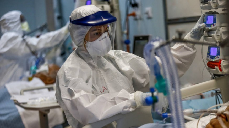Sanitarios atienden a pacientes covid