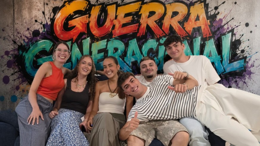 Guerra generacional. Del teléfono fijo al "stalkeo" de Instagram: El arte de ligar a través de las generaciones