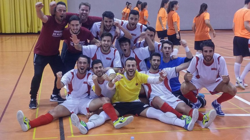 El equipo de fútbol sala de la UMU celebrando el título de campeones de España (foto: UMU)