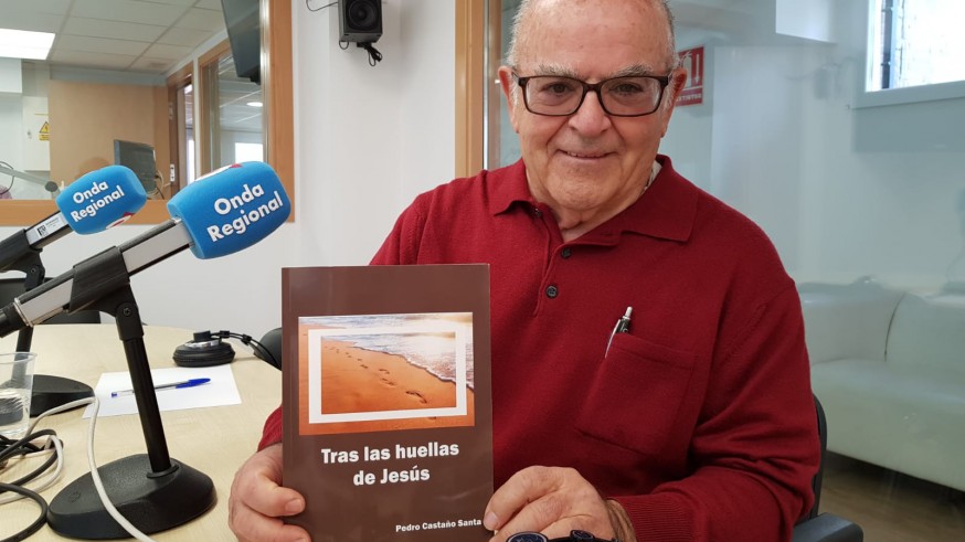 Pedro Castaño con su libro 'Tras las huellas de Jesús'