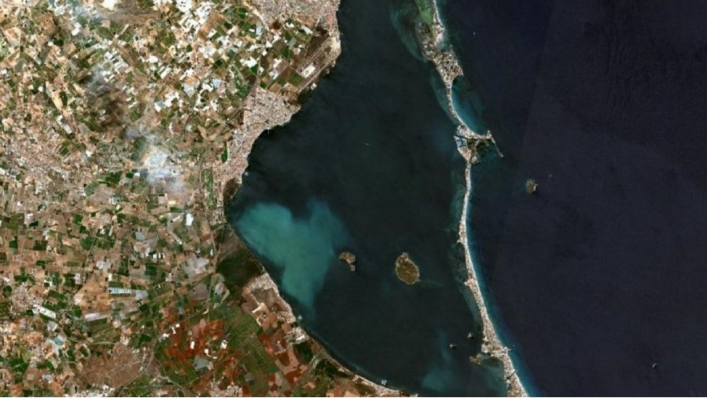 La mancha blanca del Mar Menor está compuesta por cristales de calcita 