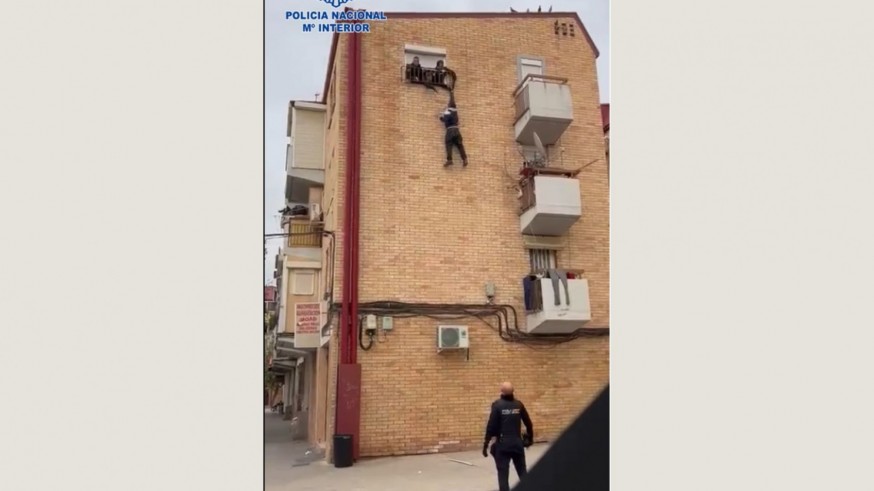 La Policía Nacional salva la vida a un hombre que quedó colgado de una ventana al intentar huir de los agentes 