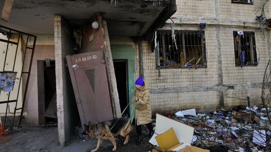 Mueren dos personas por el impacto de un proyectil contra un edificio residencial en Kiev