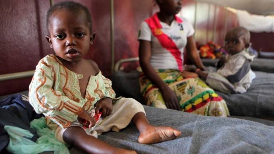 Un niño con comida terapéutica en un hospital de Bangui. EUROPA PRESS