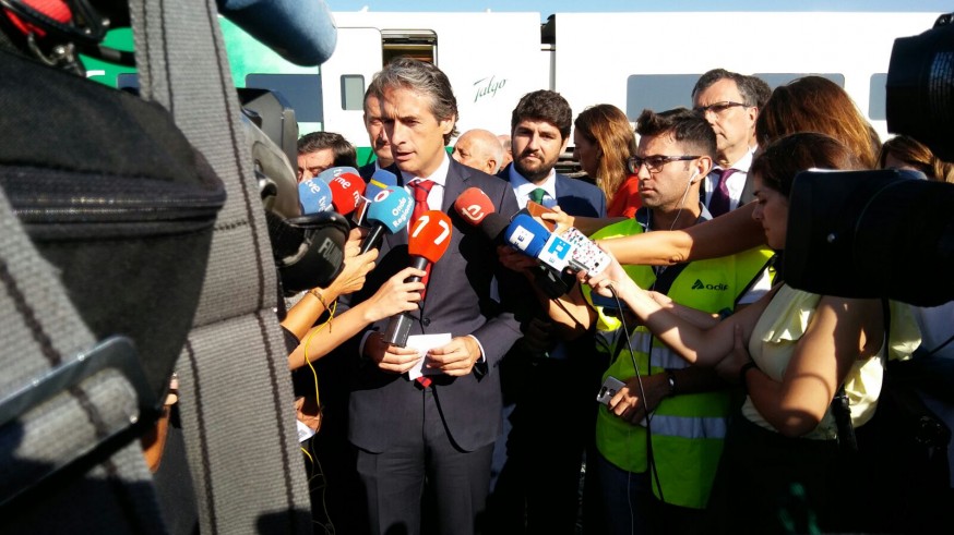 De la Serna atiende a la prensa en su visita a Murcia