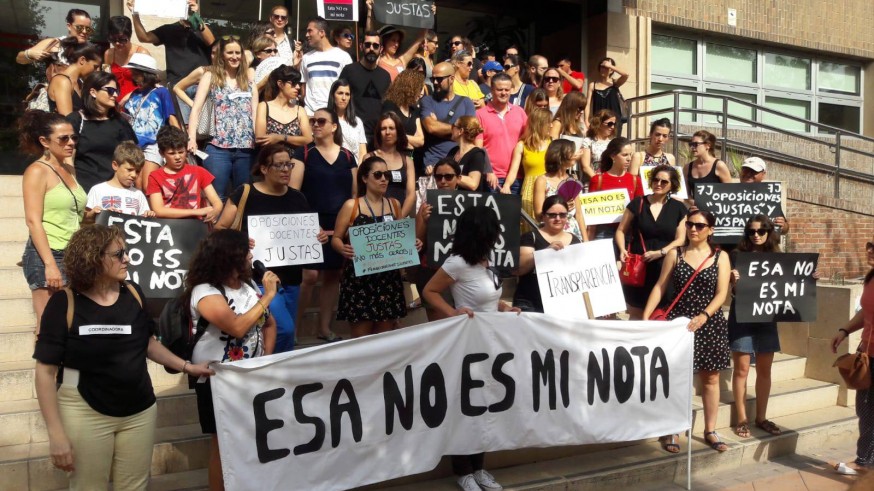 Concentración de los opositores en la Consejería de Educación. ORM