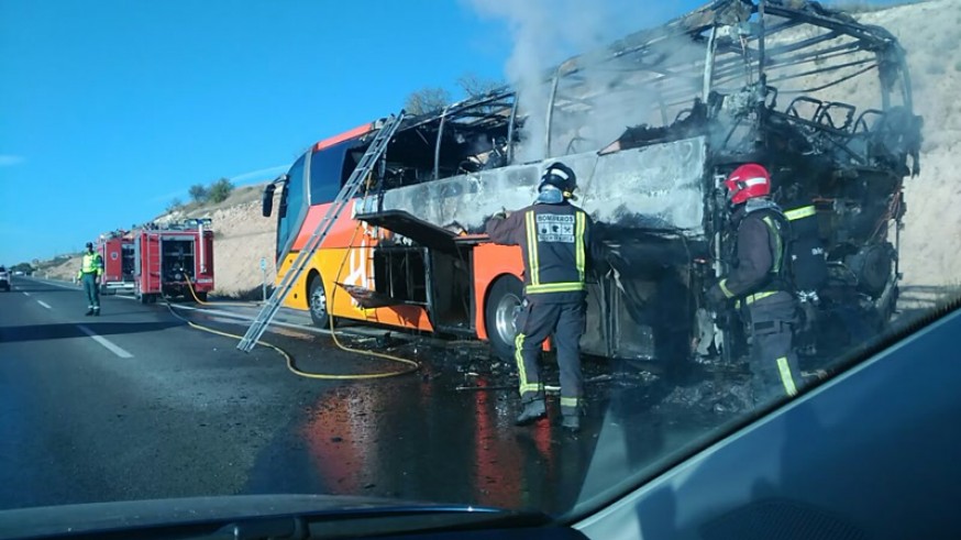 Autobús quemado en la autovía del Noroeste