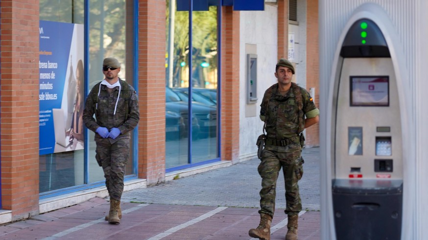 Militares patrullando por una calle.
