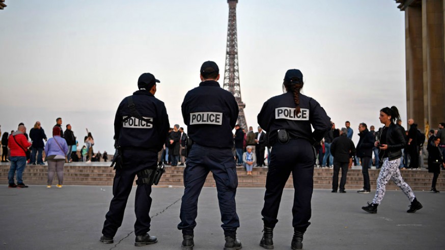 Policías Francia torre Eiffel