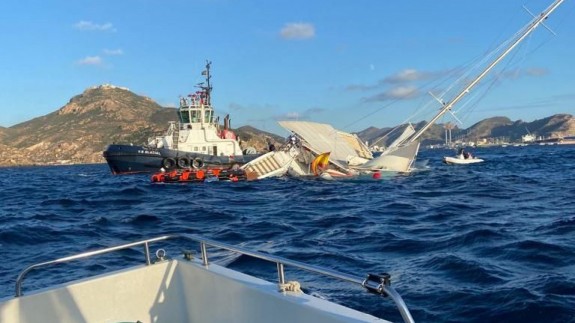 Rescatan a 33 personas en Cartagena tras el hundimiento de un catamarán