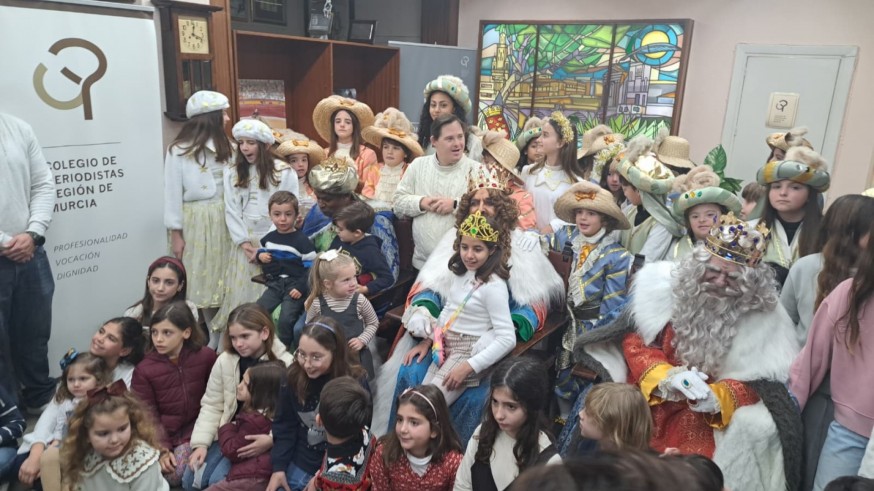 Los Reyes Magos cumplen con la tradición de visitar a los periodistas murcianos