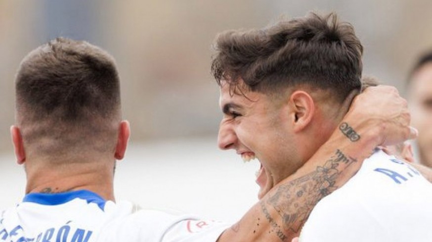 La Unión roza el ascenso (2-0)