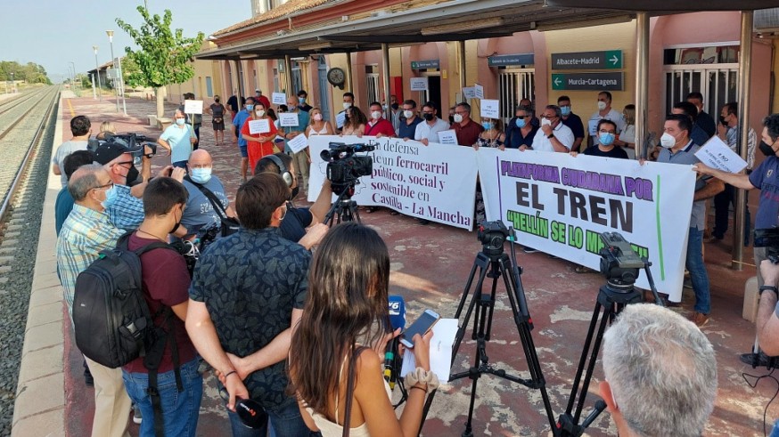 Concentración en Hellín contra el cierre de la línea Chinchilla-Cartagena