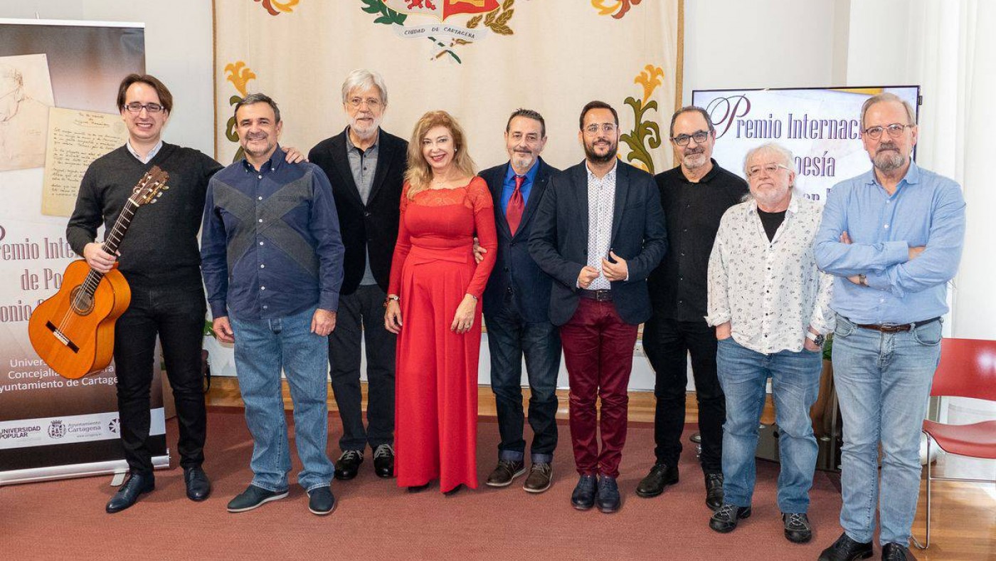 Entrega del premio Oliver Belmás