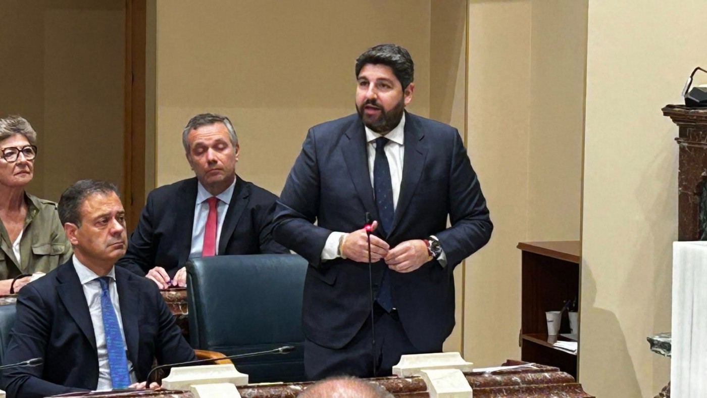 López Miras defiende la gestión de Ayala en el caso de las prótesis y descarta responsabilidades políticas