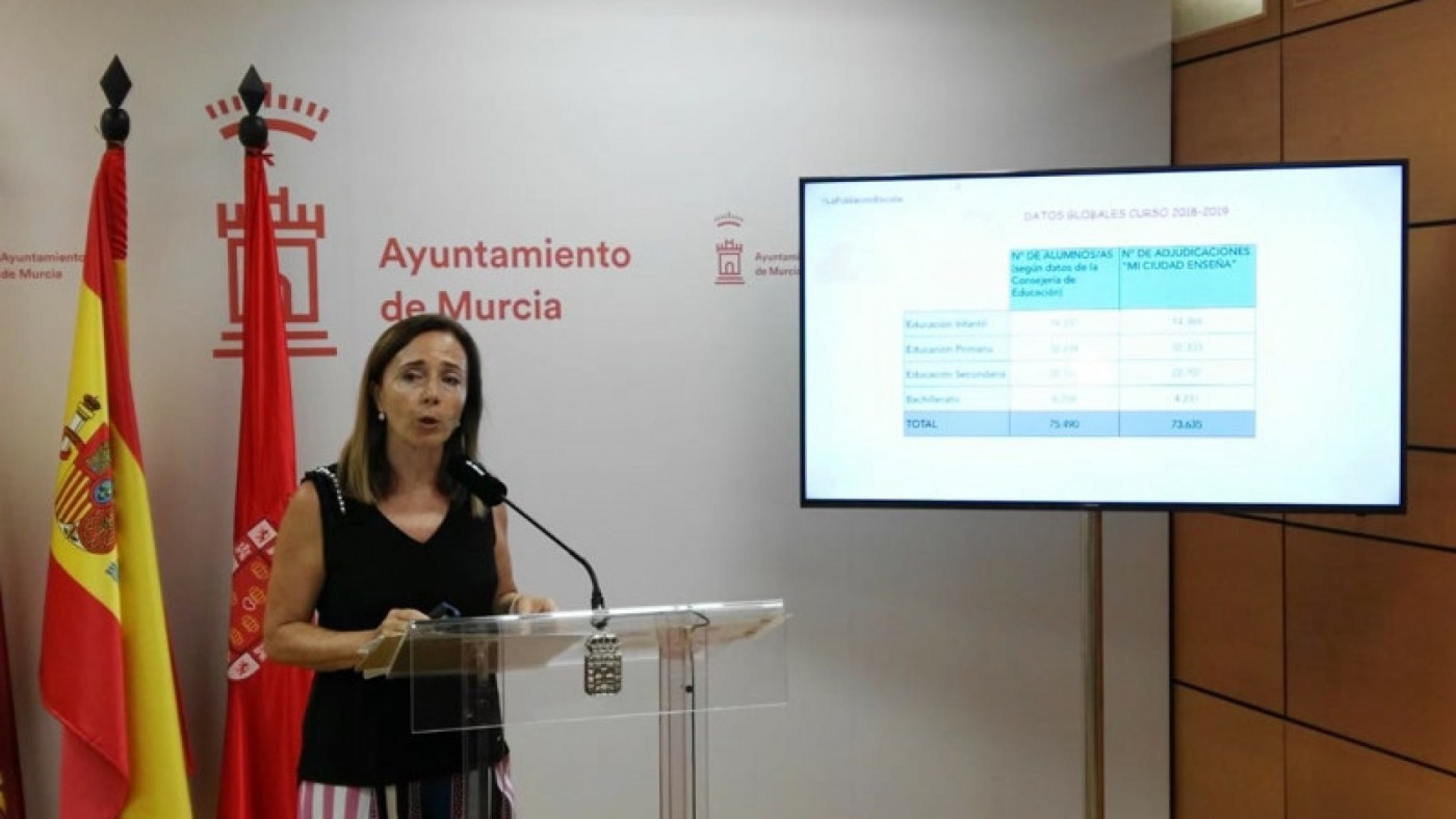 Belén López presentando el programa #MurciaMiCiudadEnseña