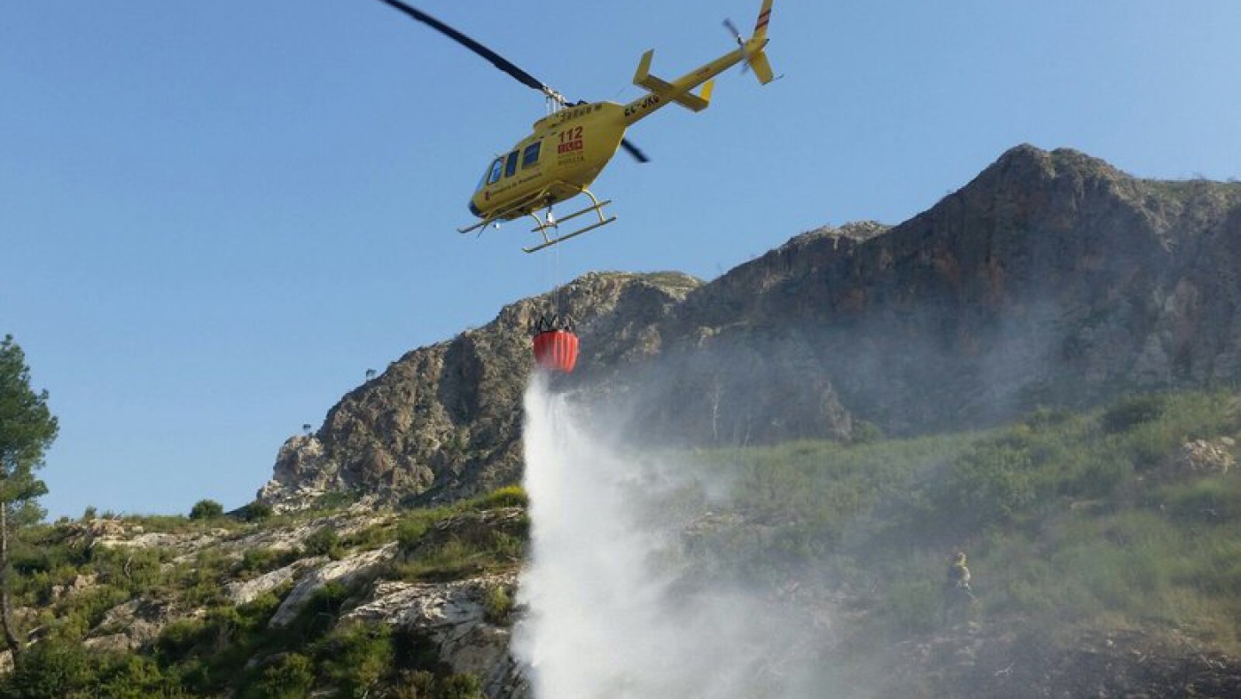 Helicóptero lanza agua en incendio del Cerro de Pajares