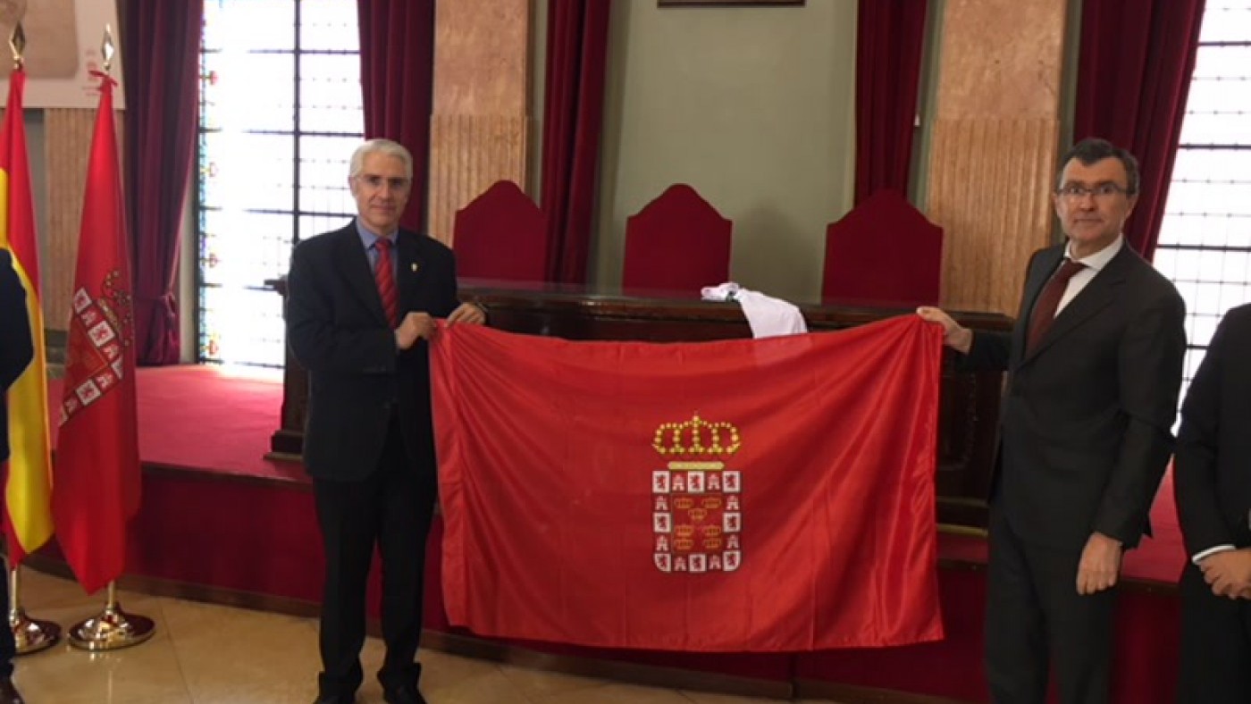 El Real Murcia recibe la bandera de la ciudad que Mauricio pidió al alcalde