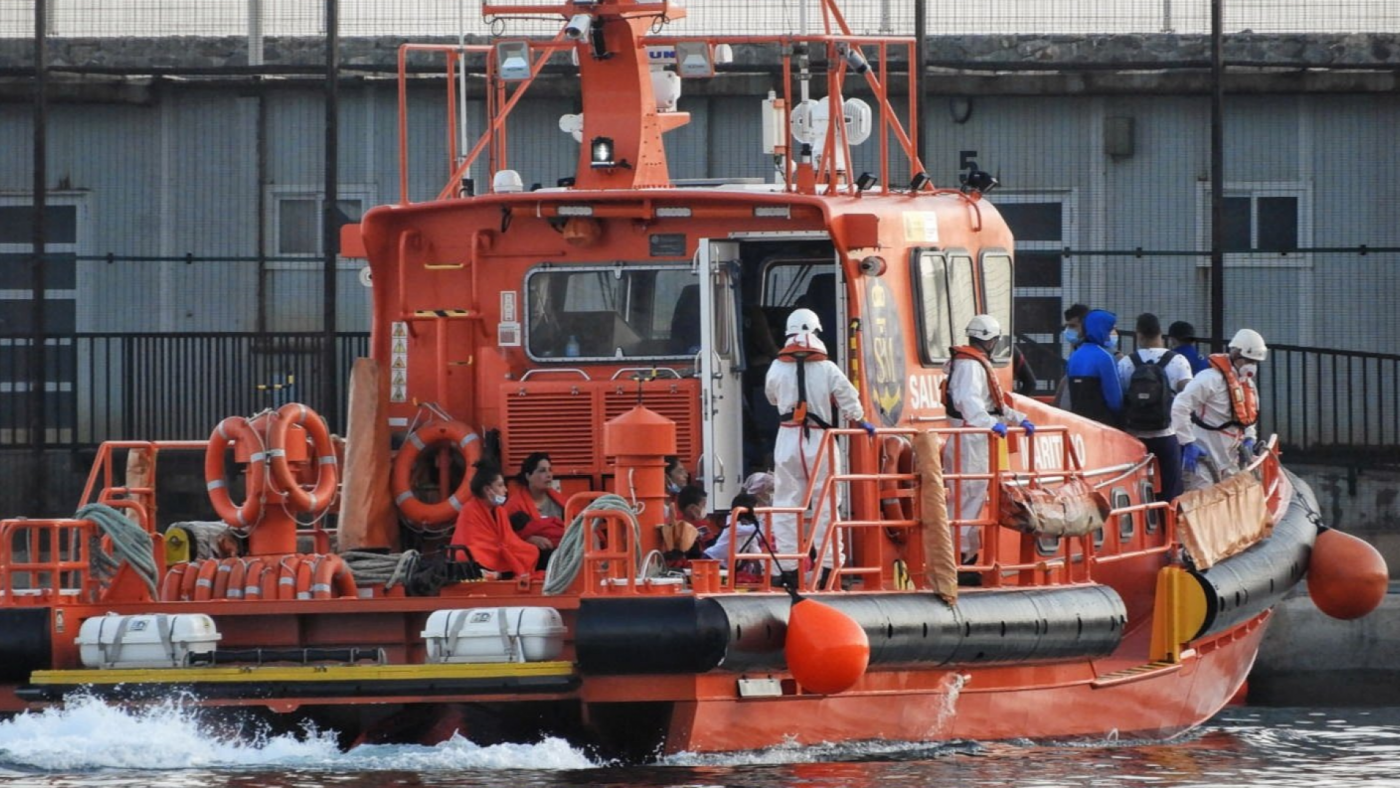 Embarcación de Salvamento Marítimo traslada inmigrantes al puerto de Almería. Foto: @Heroesdelmar
