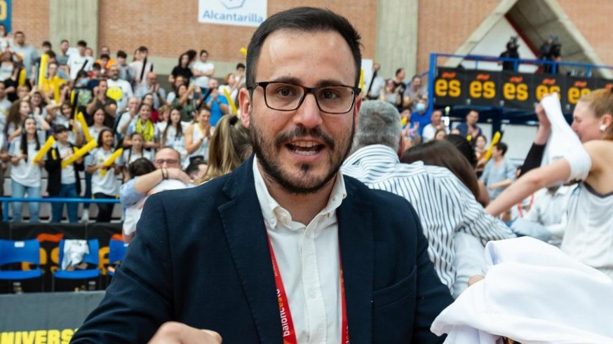 Andrés Medina, celebrando una victoria del Hozono Global Jairis.