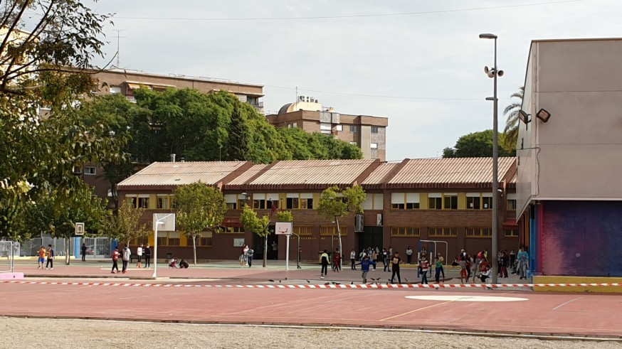 Alumnos jugando en el patio de un colegio de Murcia. ORM