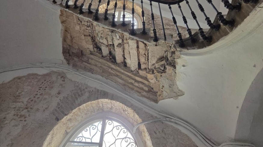 Desalojan un edificio de Cartagena tras el derrumbe de parte de una escalera