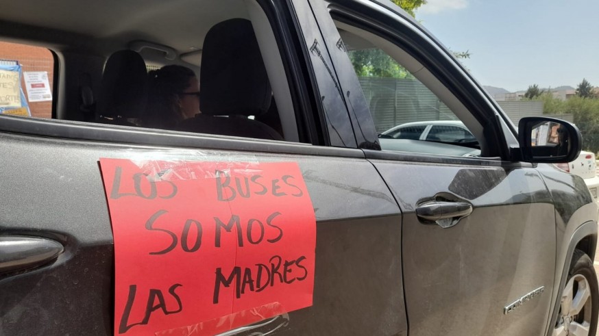 Padres de alumnos de Cartagena de varios centros han salido a la calle para reivindicar los autobuses escolares...