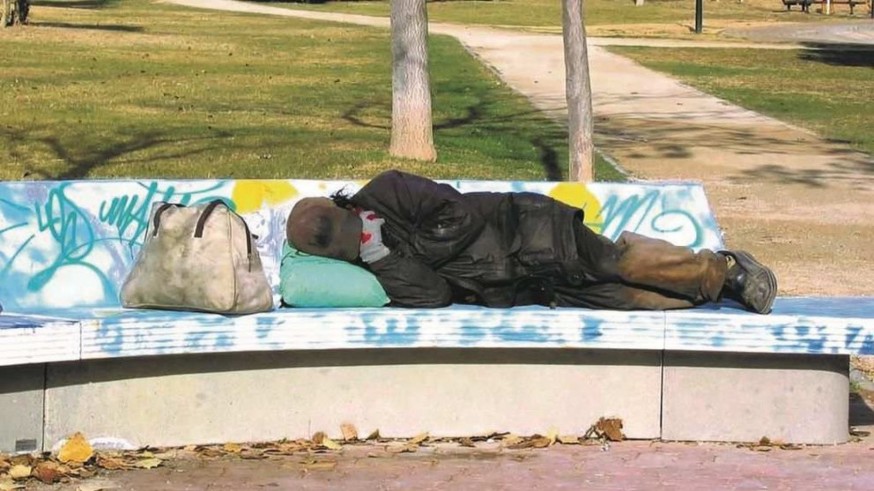 Una persona sin recursos durmiendo en un parque (archivo). EUROPA PRESS