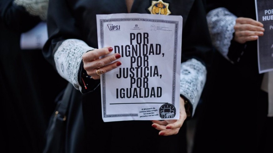 Letrados de Justicia de la Región se manifiestan en Madrid exigiendo al ministerio que cumpla sus acuerdos
