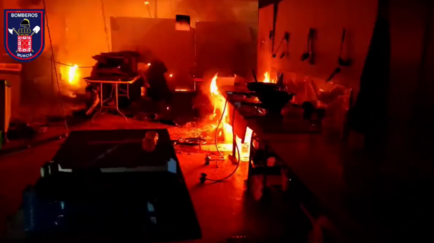 Arde la cocina de una barraca en la plaza de la Cruz Roja en Murcia 
