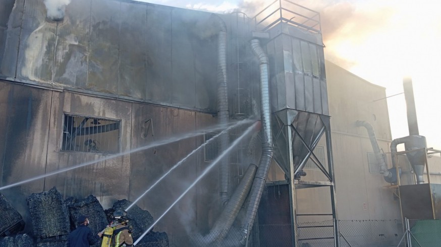 Incendio en una planta de reciclaje de neumáticos en Ceutí 