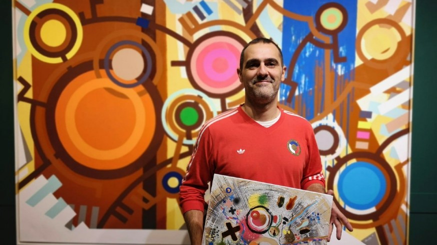 El pintor alhameño Murfy con dos de sus obras