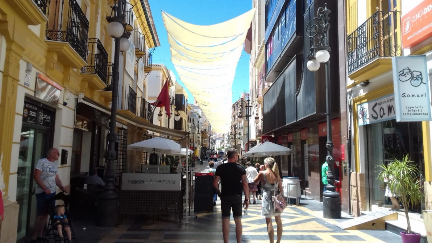 Los toldos cubren el centro de Lorca