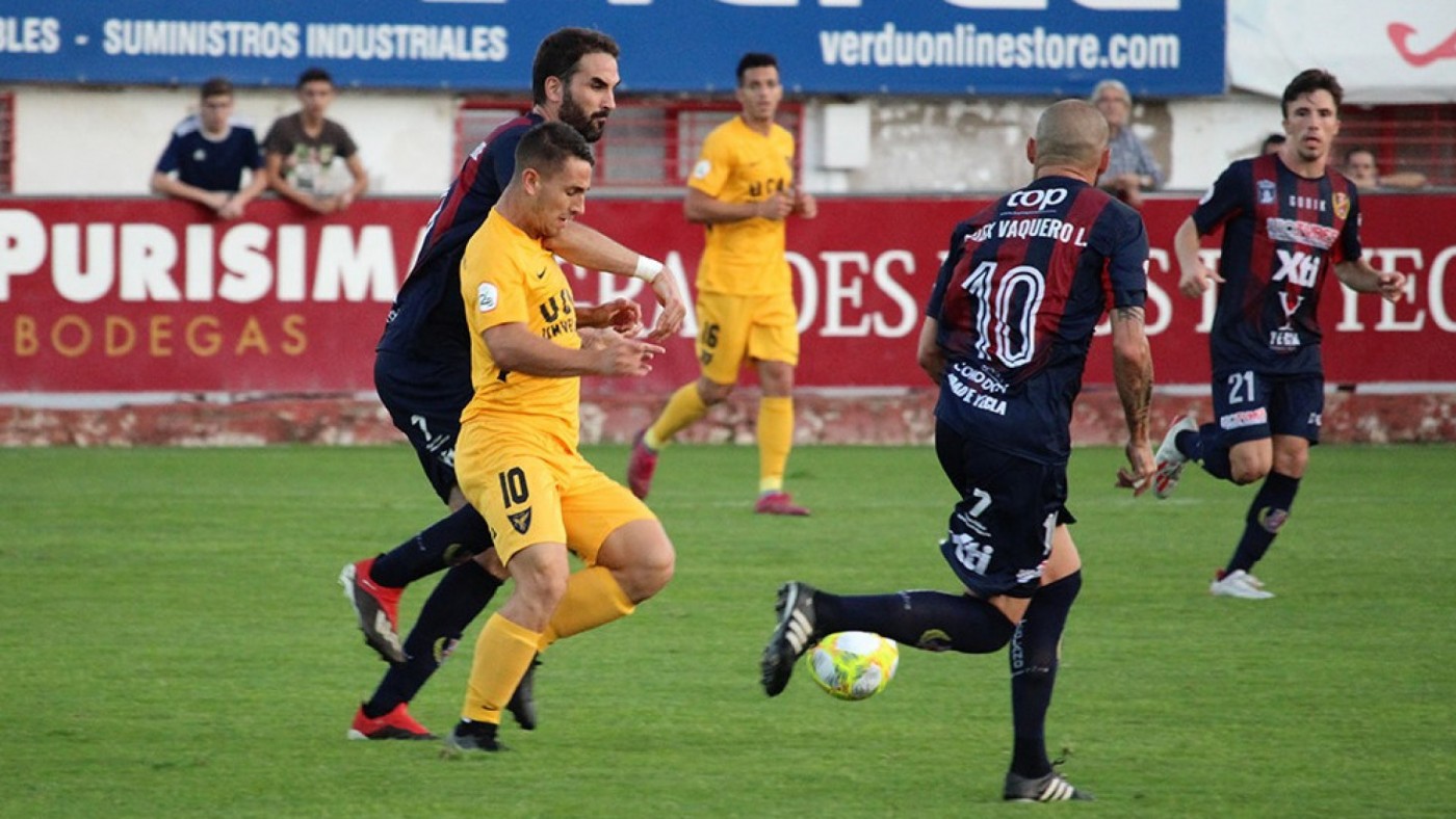 Manu Justo pelea un balón con Iker Torre. Foto: UCAM Murcia CF