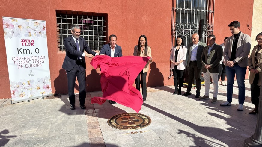 Mula inaugura la placa del kilómetro cero de la floración en Europa