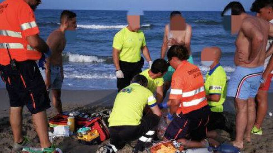 Efectivos de Protección Civil practica una reanimación. Foto PROTECCIÓN CIVIL SAN JAVIER.