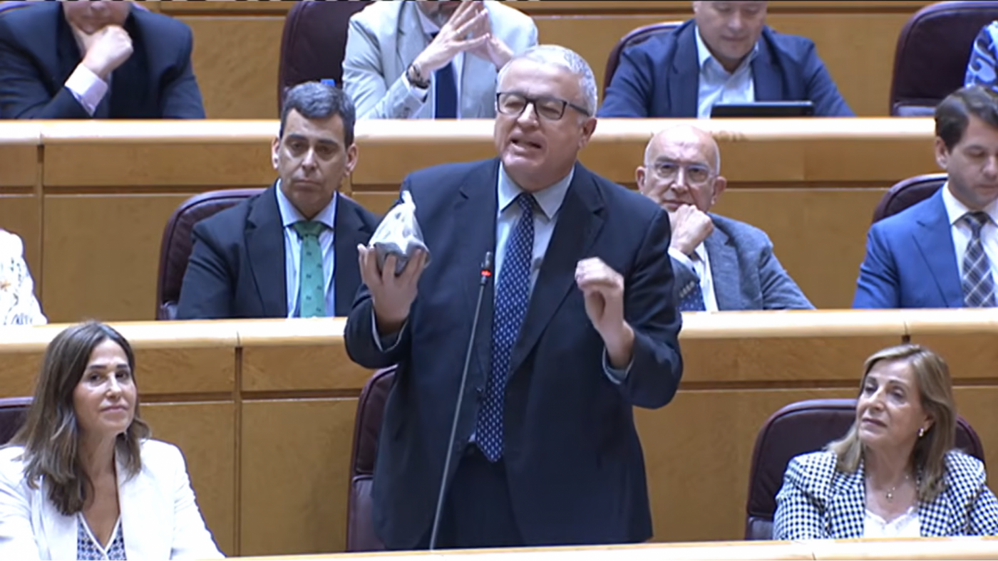 Bernabé vuelve a llevar al Senado arena tóxica de la Bahía de Portmán