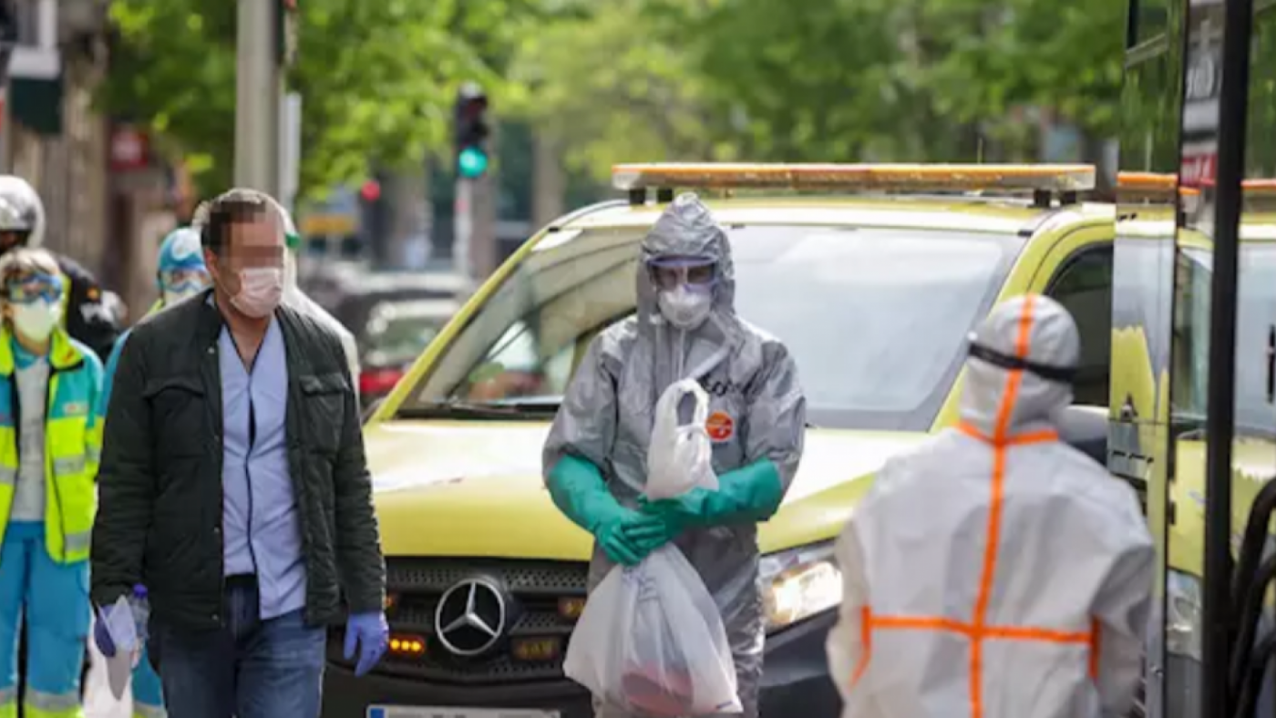 Varios sanitarios trabajan en el transporte de enfermos leves en IFEMA