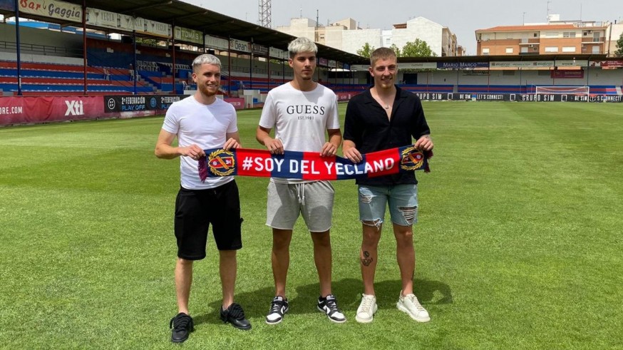 Adrián: "Queremos reforzar un poco más el ataque del Yeclano"