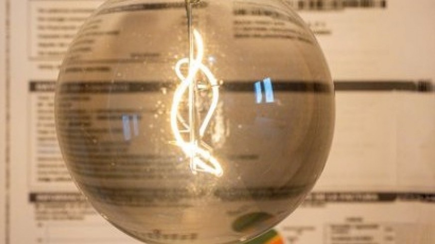 Consumur alerta de una subida de más del 20 % en la luz este agosto 