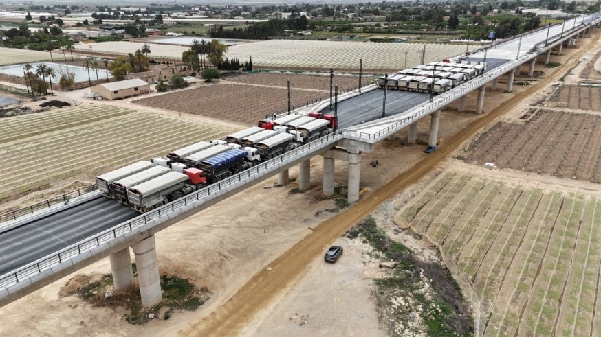 El viaducto del AVE en Alhama de Murcia supera las pruebas de carga con camiones 