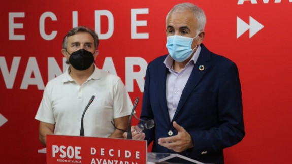 Alfonso Martínez Baños y José Enrique Gil. FOTO: PSRM-PSOE