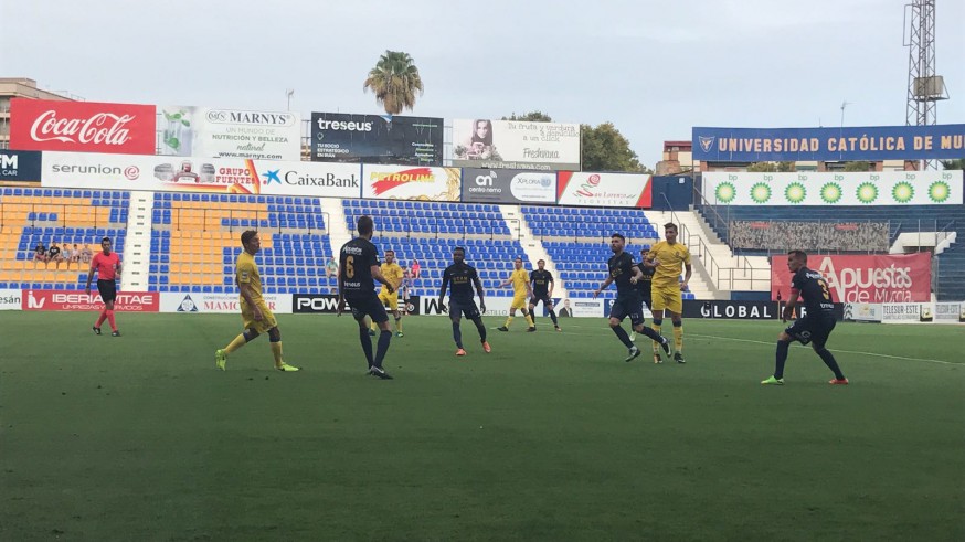 Una de las imágenes del encuentro entre el UCAM Murcia y Las Palmas Atlético (foto: ORM)