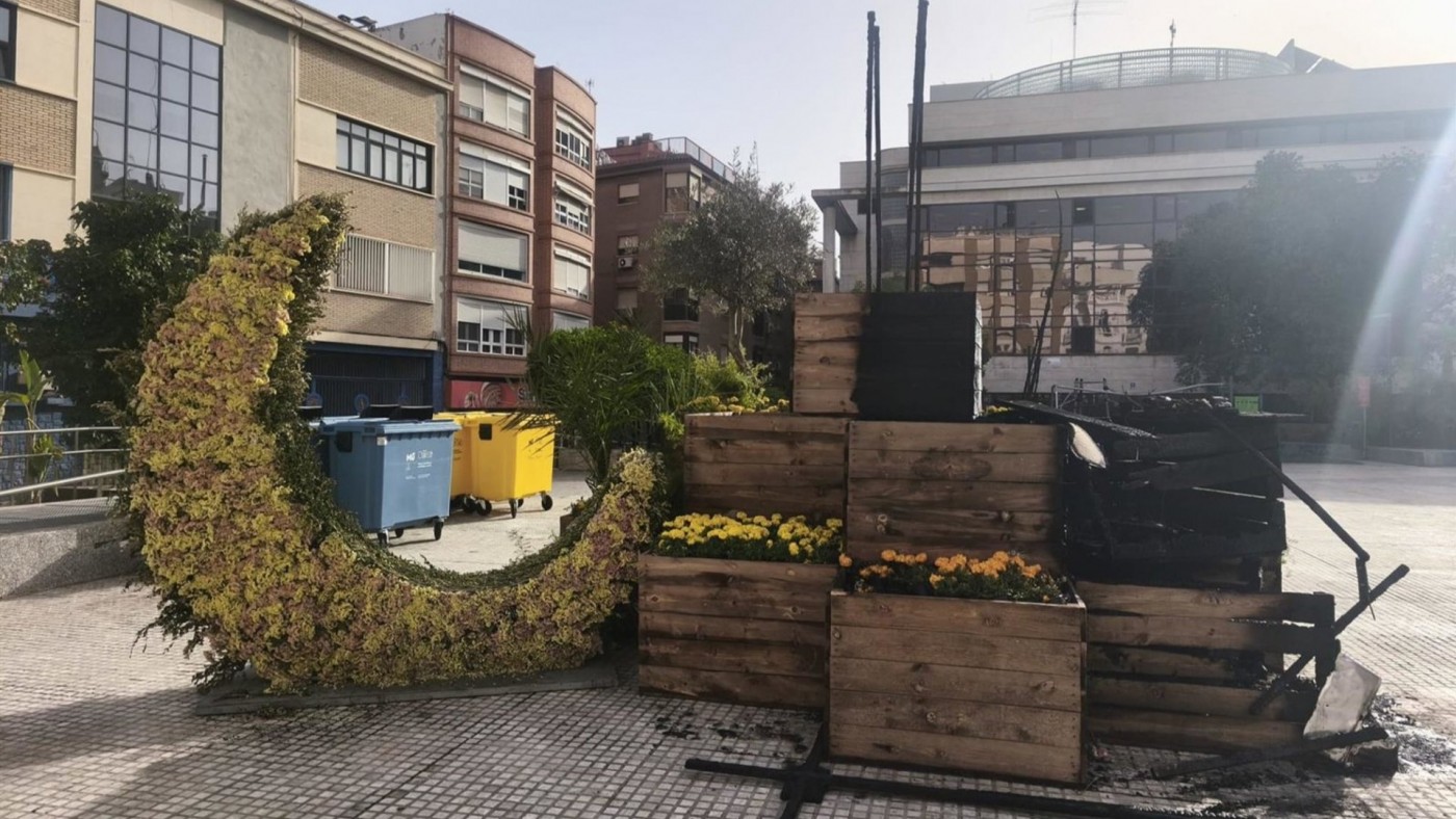 El fuego destruye el homenaje a las Tres Culturas de Murcia
