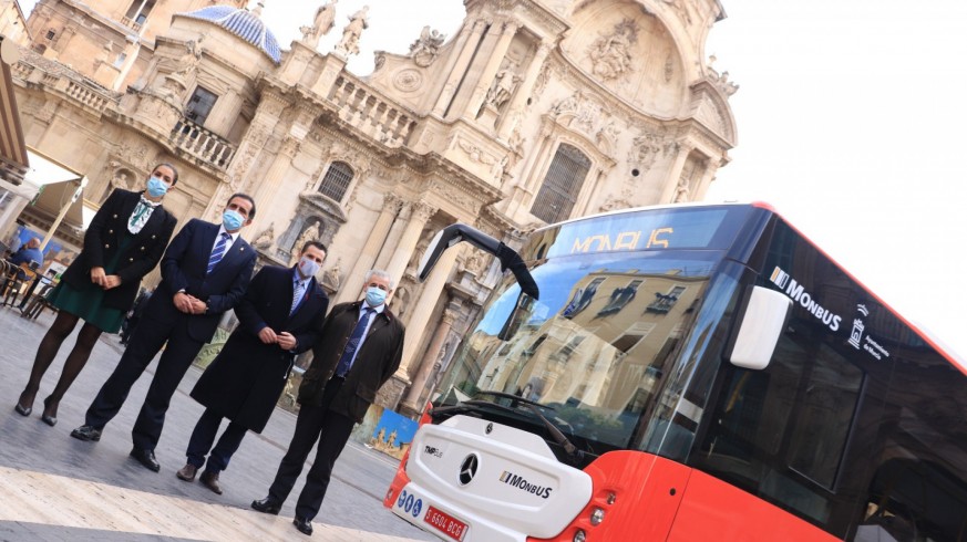 El ‘rojo Murcia’ protagoniza el nuevo diseño de los autobuses que unirán Murcia y pedanías
