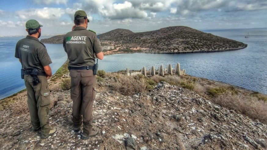 Agentes Medioambientales supervisan islas en el Mar Menor. 