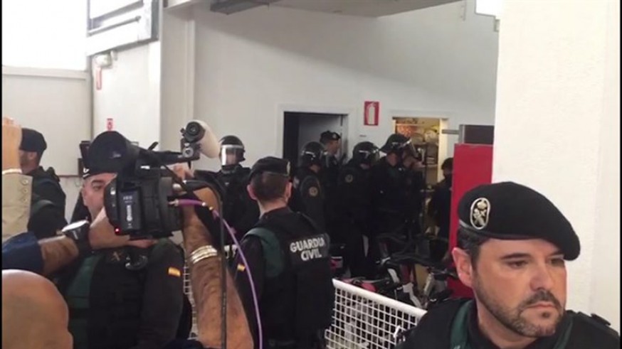 Intervención policial en un centro de votación en Cataluña