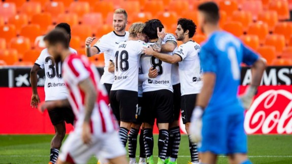 Guedes, Wass, Racic y Soler celebran un gol del Valencia contra el Athletic de Bilbao