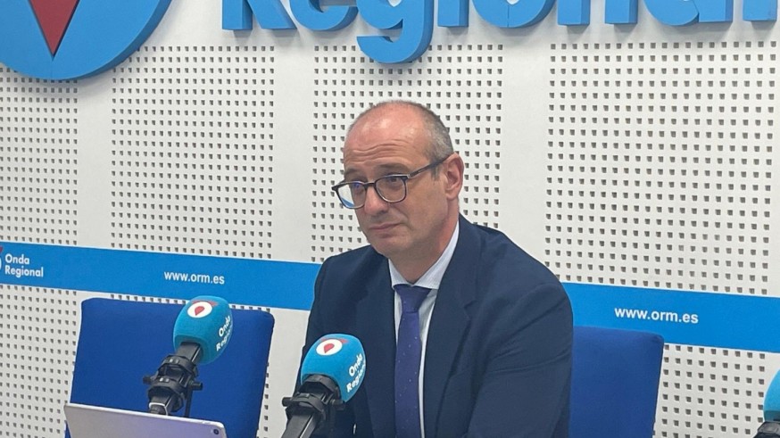 El consejero de Educación achaca la complejidad de la climatización en los colegios a las limitaciones de las instalaciones eléctricas