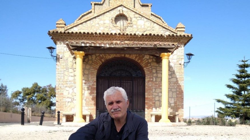 Francisco Saavedra delante de la ermita junto al paraje de Agua Salá. Foto PSOE Alcantarilla 